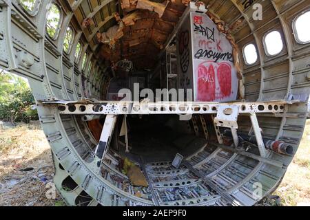 Bangkoks Flugzeug Friedhof beherbergt eine Handvoll Rümpfe und Flugzeugteile, die teilweise durch Graffitti abgedeckt wurden. Stockfoto