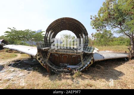 Bangkoks Flugzeug Friedhof beherbergt eine Handvoll Rümpfe und Flugzeugteile, die teilweise durch Graffitti abgedeckt wurden. Stockfoto