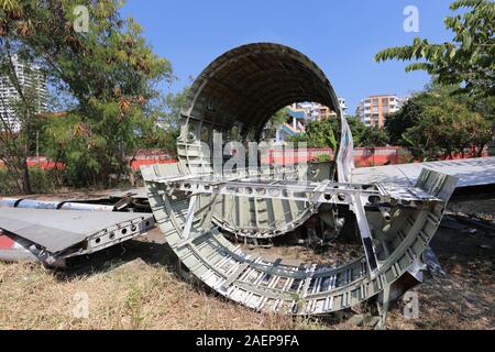 Bangkoks Flugzeug Friedhof beherbergt eine Handvoll Rümpfe und Flugzeugteile, die teilweise durch Graffitti abgedeckt wurden. Stockfoto