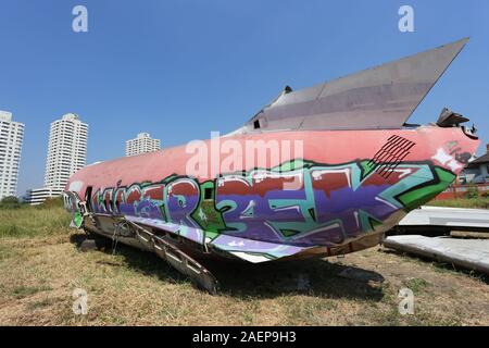 Bangkoks Flugzeug Friedhof beherbergt eine Handvoll Rümpfe und Flugzeugteile, die teilweise durch Graffitti abgedeckt wurden. Stockfoto