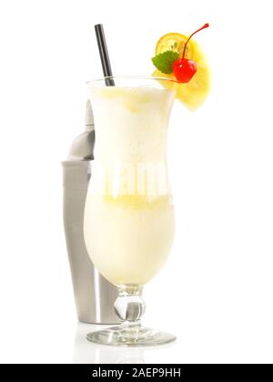 Pina Colada - Kokos Cocktail auf weißem Hintergrund Stockfoto