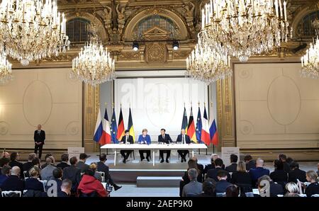 Paris, Frankreich. 10. Dezember, 2019. Die Führer der Ukrainischen, Frankreich, Russland und Deutschland gemeinsam auf einer gemeinsamen Pressekonferenz nach dem Abschluß der Normandie Format Gipfeltreffen im Elysee-palast Dezember 10, 2019 in Paris, Frankreich. Von links nach rechts sind: Ukraine Präsident Wladimir Zelensky, Bundeskanzlerin Angela Merkel, der französische Präsident Emmanuel Längestrich und der russische Präsident Wladimir Putin. Credit: Alexei Nikolsky/Kreml Pool/Alamy leben Nachrichten Stockfoto