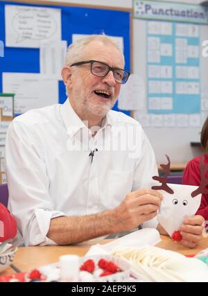 Der Führer der Jeremy Corbyn, Rentier heiße Schokolade Beutel mit Schülern, die Minister im Kabinett der Schule, die während eines Besuchs auf sandylands Gemeinschaft Grundschule in Morecambe, während auf der allgemeinen Wahlkampagne Trail. Stockfoto
