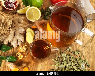 Kaffee mit unterschiedlichen Zutaten auf hölzernen Hintergrund Stockfoto