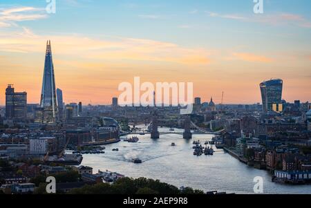 Luftaufnahme der Stadt London bei Sonnenuntergang Stockfoto