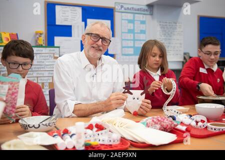 Der Führer der Jeremy Corbyn, Rentier heiße Schokolade Beutel mit Schülern, die Minister im Kabinett der Schule, die während eines Besuchs auf sandylands Gemeinschaft Grundschule in Morecambe, während auf der allgemeinen Wahlkampagne Trail. PA-Foto. Bild Datum: Dienstag, 10. Dezember 2019. Photo Credit: Joe Giddens/PA-Kabel Stockfoto