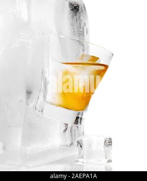 Whisky on the Rocks Glas Ice Cube - Eis schmelzen - Weißer Hintergrund Stockfoto