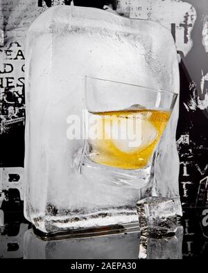 Whisky on the Rocks Glas Ice Cube - Eis schmelzen - Schwarzer Hintergrund Stockfoto