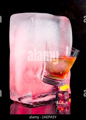 Whisky on the Rocks Glas Ice Cube - Eis schmelzen - Schwarzer Hintergrund Stockfoto