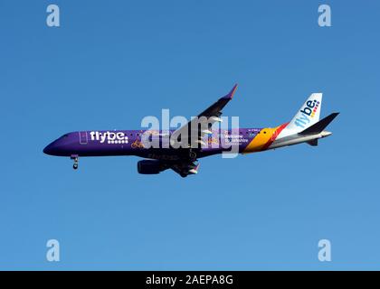 Flybe Embraer ERJ-195 LR Landung am Flughafen Birmingham, UK (G-FBEJ) Stockfoto