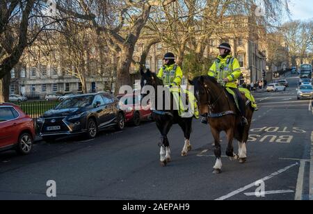 Berittene Polizei Offiziere ihren Weg durch Bad, Somerset, UK. Avon und Somerset Constabulary Offiziere auf Pferd zurück patrouillieren die Straßen von Bath. Stockfoto