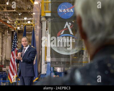 New Orleans, Vereinigte Staaten von Amerika. 09. Dezember 2019. NASA-Administrator Jim Bridenstine, stand vor der Bühne für Space Launch Rocket System liefert Erläuterungen auf der Artemis-Programm der Michoud Assembly Facility Dezember 9, 2019 in New Orleans, Louisiana. Die Artemis-Programm wird voraussichtlich die erste Frau und Mann auf dem Mond zu landen, die von 2024. Credit: Bill Ingalls/NASA/Alamy leben Nachrichten Stockfoto