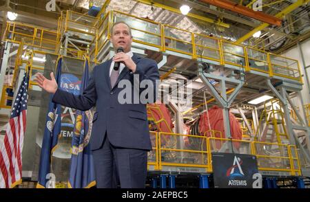 New Orleans, Vereinigte Staaten von Amerika. 09. Dezember 2019. NASA-Administrator Jim Bridenstine, stand vor der Bühne für Space Launch Rocket System liefert Erläuterungen auf der Artemis-Programm der Michoud Assembly Facility Dezember 9, 2019 in New Orleans, Louisiana. Die Artemis-Programm wird voraussichtlich die erste Frau und Mann auf dem Mond zu landen, die von 2024. Credit: Bill Ingalls/NASA/Alamy leben Nachrichten Stockfoto