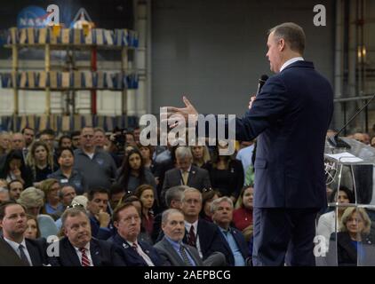 New Orleans, Vereinigte Staaten von Amerika. 09. Dezember 2019. NASA-Administrator Jim Bridenstine, liefert Erläuterungen auf der Artemis-Programm der Michoud Assembly Facility Dezember 9, 2019 in New Orleans, Louisiana. Die Artemis-Programm wird voraussichtlich die erste Frau und Mann auf dem Mond zu landen, die von 2024. Credit: Bill Ingalls/NASA/Alamy leben Nachrichten Stockfoto