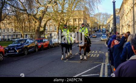 Berittene Polizei Offiziere ihren Weg durch Bad, Somerset, UK. Avon und Somerset Constabulary Offiziere auf Pferd zurück patrouillieren die Straßen von Bath. Stockfoto