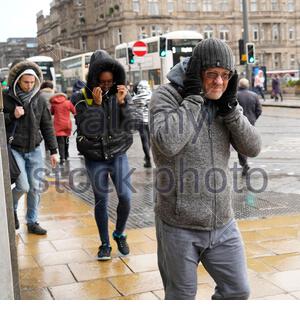 Edinburgh, Schottland, Großbritannien. 10. Dez 2019. Starke Winde und Regen die Princes Street und das Edinburgh City Centre. Die Ohren warm in der starken kalten Wind und anhaltenden regen. Quelle: Craig Brown/Alamy leben Nachrichten Stockfoto