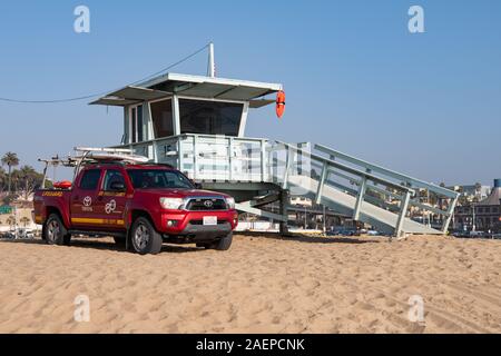 Rettungswagen parkt am Strand von Santa Monica neben dem Rettungsschwimmturm, Kalifornien, USA Stockfoto