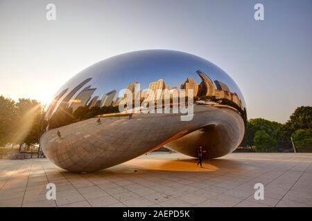 Die Skulptur Cloud Gate bei Sonnenaufgang, auch als Bean, Millenium Park, Chicago, Illinois, USA bekannt Stockfoto