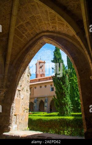 Kreuzgang des Klosters. Monasterio de Piedra, Argonyos, Provinz Zaragoza, Aragon, Spanien. Stockfoto