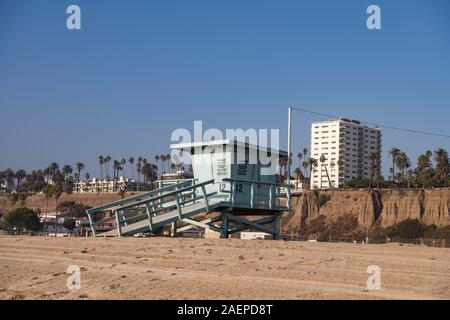 Rettungsschwimmturm am Santa Monica Beach, Kalifornien, USA Stockfoto