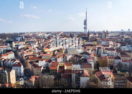 Prager Skyline mit Zizkov Fernsehturm Sender und Kirche St. Prokopius, sonnigen Tag, Tschechische Republik Stockfoto