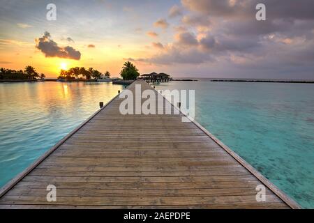 Fußgängerbrücke von Paradise Island (lankanfinolhu) bei Sonnenuntergang, Malediven Stockfoto