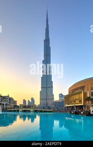 Burj Khalifa bei Sonnenuntergang, Dubai, Vereinigte Arabische Emirate Stockfoto