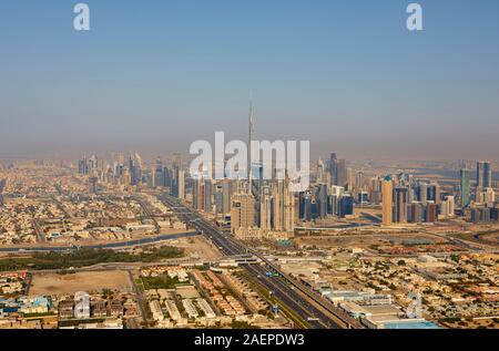 Luftaufnahme der Stadt mit dem Burj Khalifa aus der Helikopter, Dubai, Vereinigte Arabische Emirate gesehen Stockfoto