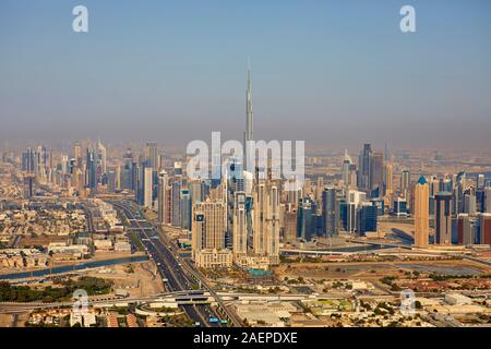 Luftaufnahme der Stadt mit dem Burj Khalifa aus der Helikopter, Dubai, Vereinigte Arabische Emirate gesehen Stockfoto