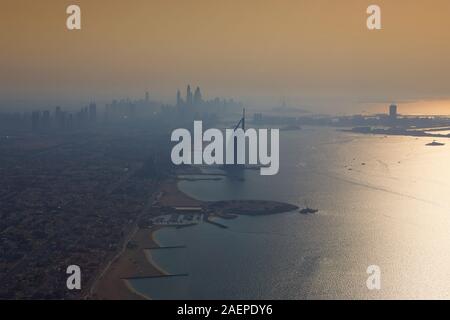 Luftaufnahme der Stadt mit der Al Arab aus dem Hubschrauber, Dubai, Vereinigte Arabische Emirate gesehen Stockfoto