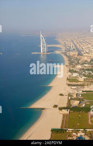 Luftaufnahme der Stadt mit der Al Arab aus dem Hubschrauber, Dubai, Vereinigte Arabische Emirate gesehen Stockfoto