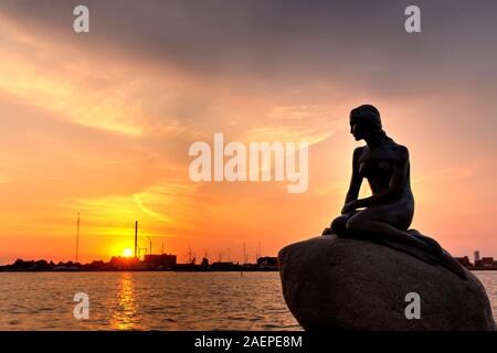 Statue der Meerjungfrau im Langelinie bei Sonnenaufgang, Kopenhagen, Dänemark Stockfoto