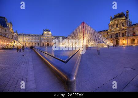 Der Louvre-Pyramide und Palace, Paris, Frankreich Stockfoto