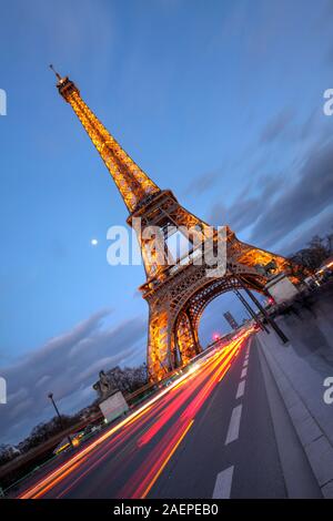 Eiffelturm mit Verkehr Trails an der blauen Stunde, Paris, Frankreich Stockfoto