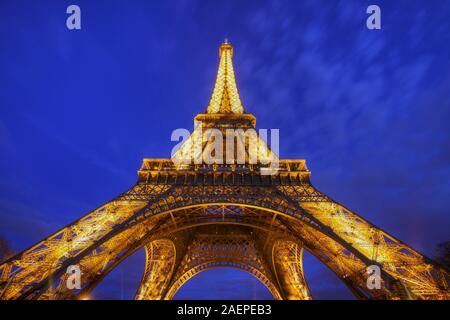 Weitwinkelaufnahme der Eiffelturm an der blauen Stunde, Paris, Frankreich Stockfoto