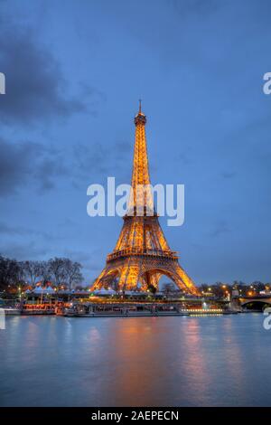 Eiffelturm in der Abenddämmerung an der Seine, Paris, Frankreich Stockfoto