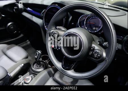 Im luxuriösen Innenraum Armaturenbrett Stockfoto