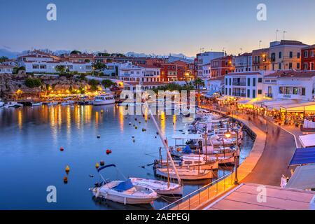 Der kleine Hafen von Es Castell bei Dämmerung, Menorca, Balearen, Spanien Stockfoto