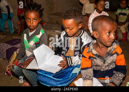 Äthiopien, Amhara-region, Awra Amba, Bildung, Kindergarten Kinder lesen und schreiben lernen Stockfoto