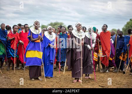 Gleichen, Tansania, 7. Juni 2019: Masai Frauen in bunte Kleidung, die für eine Partei angezogen Stockfoto