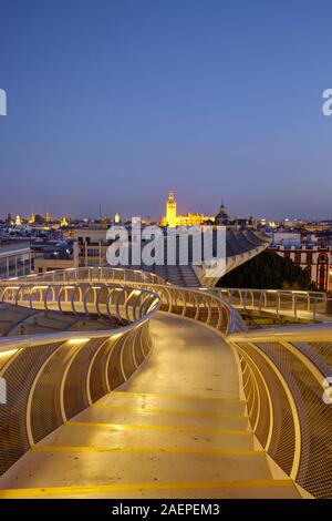 Von der Terrasse der Holz- Struktur des Metropol Parasol in Sevilla, Spanien Stockfoto