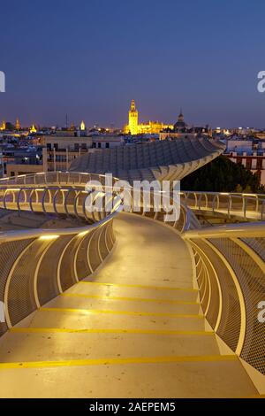 Von der Terrasse der Holz- Struktur des Metropol Parasol in Sevilla, Spanien Stockfoto