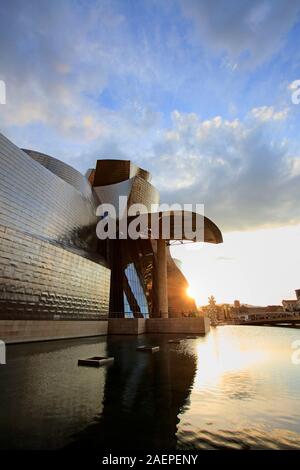 Das moderne Guggenheim-Museum bei Sonnenuntergang, Bilbao, Spanien Stockfoto