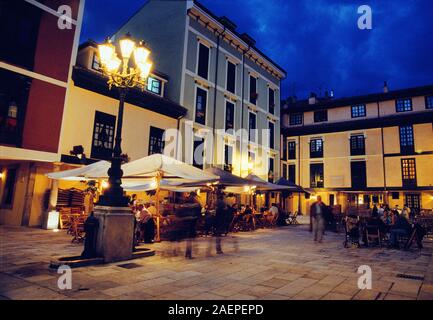 El Fontan Square, Nacht. Oviedo, Asturien, Spanien. Stockfoto