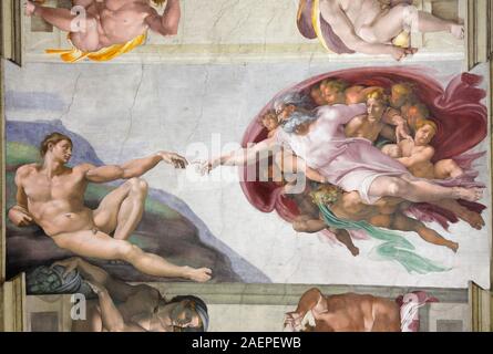Die Erschaffung Adams von Michelangelo in der Sixtinischen Kapelle, Vatikan, Rom, Italien Stockfoto