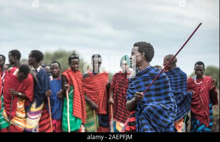 Gleichen, Tansania, 7. Juni 2019: Masai Männer tanzen Stockfoto