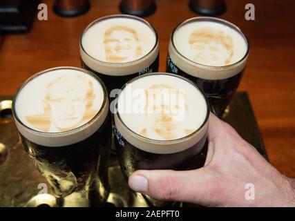 "Politische pints', der die Gesichter von Premierminister Boris Johnson, Labour Party leader Jeremy Corbyn, Liberaldemokraten Jo Swinson und SNP-Chef Nicola Stör, an der zwei Vorsitzenden Pub, in Westminster, London. Stockfoto