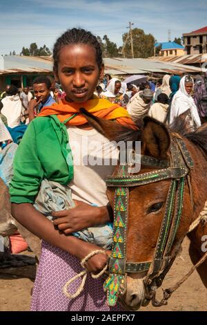 Äthiopien, Amhara-region, Dabat, kleinen lokalen Markt, junge Frau mit Esel dazu, Waren zu transportieren Stockfoto