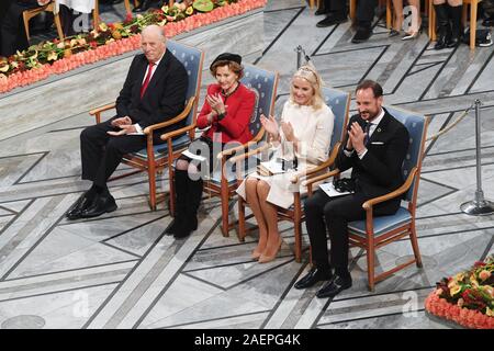 Oslo, Norwegen. 10 Dez, 2019. Den norwegischen König Harald und Königin Sonja, Kronprinz Haakon und Krone Prinzessin Mette- Marit nehmen an der Friedensnobelpreis Zeremonie im Rathaus in Oslo am 10. Dezember 2019. Foto von Rune Hellestad/Quelle: UPI/Alamy leben Nachrichten Stockfoto