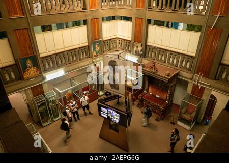 Äthiopien, Addis Abeba, König George VI Street, National Museum von Äthiopien, Erhöhte Ansicht der Galerie mit kaiserlichen Thron des Kaisers Haile Selassie Stockfoto